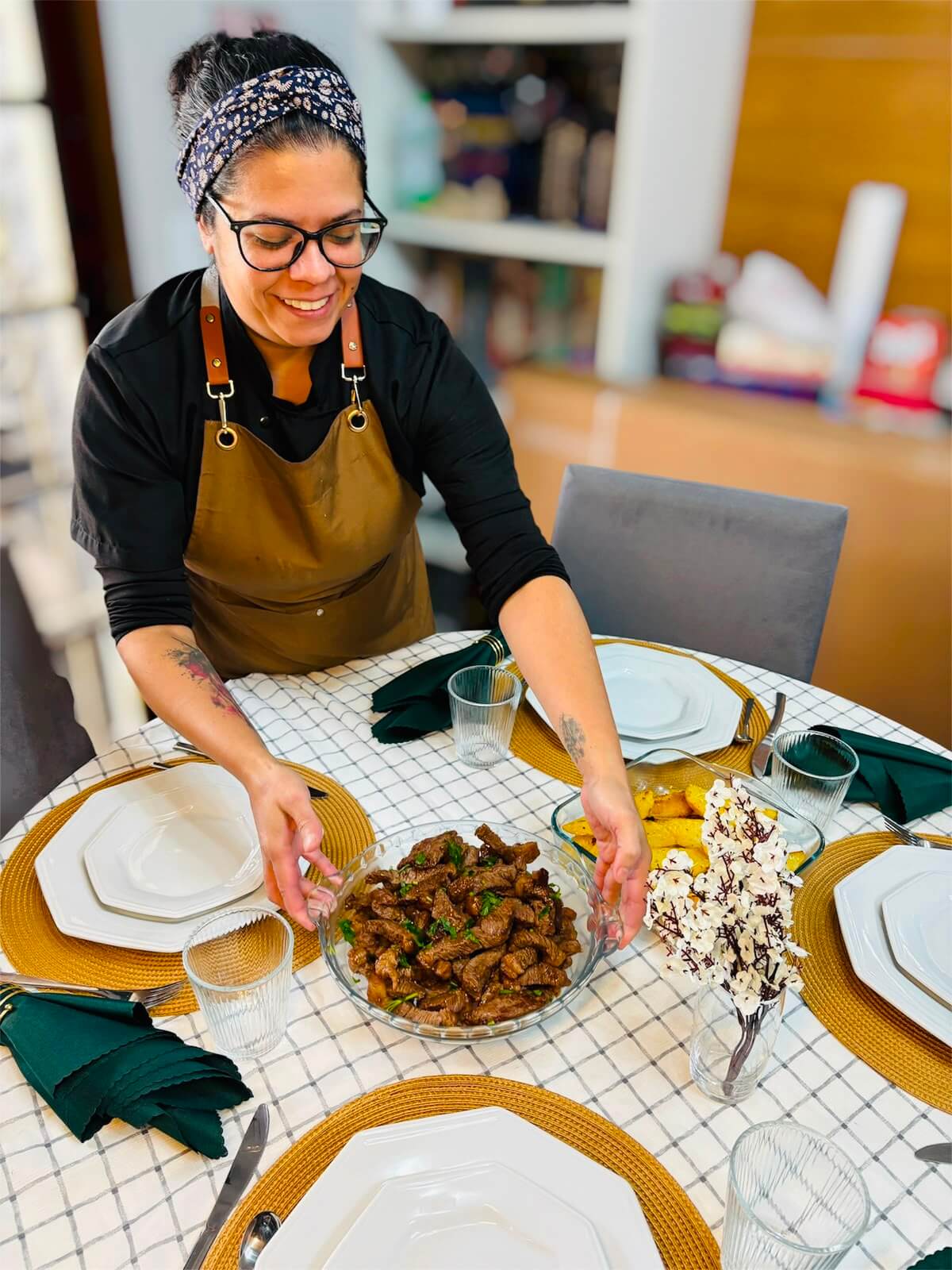 Chef Waléria em ação durante um serviço à mesa